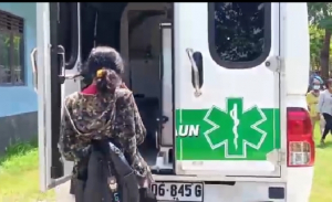 Joven feto JMDT ne&#039;ebé iha hela odamatan ambulánsia nian atu akat sa&#039;e ba ambulánsia laran, tanba viola regra serka sanitária iha Fatumea, Covalima. Tersa (16/3)