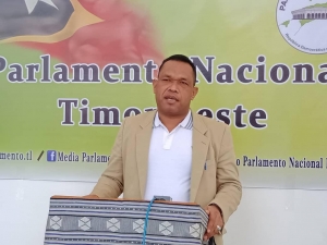 Deputadu husi bankada KHUNTO, Luis Roberto da Silva ko&#039;alia ba Jornalista sira iha Parlamentu Nasional (23/4)