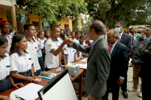 Primeiru Ministru (PM), Taur Matan Ruak, tuku liman ho estudante ida iha lansamentu programa Eskola iha uma (Home Schooling).