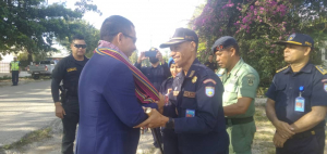 Komadante PNTL Munísipiu Baukau, Superintendente António De Sá, ka&#039;er lima hela ho Vise Ministru Interior, António Armindo iha portaun entrada PNTL Baukau, kinta (28/04).
