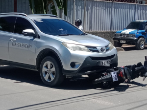 Karreta Estadu ne’ebé xoke médiku GPM ho motorizada marka Honda beat iha Farol, segunda (08/11).