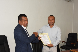 Sekretériu Estadu Ambiente, Demetrio do Amaral de Carvalho, entrega sertifikadu ba Vise MOP, Nicolao Lino Freitas, Hanesan na&#039;in ba projetu rural sira.