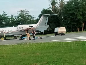 Aviaun husi Jakarta ba Brisbane roda kuak para hela iha aeroportu Dili ema sira iha aviaun laran tun husi Aviaun hodi toba iha rai iha aeroportu, Kuarta (13/1)