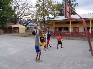 Labarik sira halimar basket iha eskola Xina 