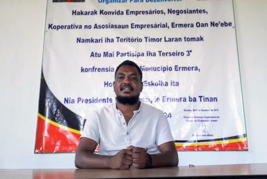 Prezidente CCI-TL Munísipu Ermera Luis Alves Tilman ko&#039;alia hela ho jornalista www.tempotimor.com iha nia knaar fatin, Tersa (16/3)