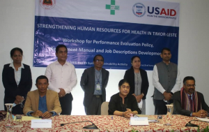 Ministra Saúde, Odete Maria Freitas Belo hamutuk ho ekipa USAID hasai foto hamutuk iha workshop diskusaun prelimináriu ba evolusaun polítika.