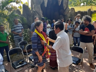Prezidente Komité 12 Novembru, Gregorio Saldanha simu Saskia Kouwenberg ho Tais.