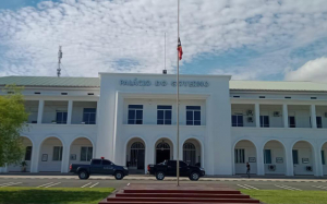 Governu hasa’e Bandeira Nasionál to’o klaran de’it ka meia haste iha Palásiu Governu durante loron tolu.
