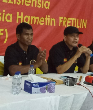 Prezidente Organuzasaun Rezisténsia Hametin Fretilin (ORHF) Abilio &quot;Mau-Soko&quot; ho Prezidente Komisaun Polîtika Nasional (CPN) Partidu Fretilin Jose Manuel &quot;Nakfilak&quot; respomde hela perguntas husi Jornalista iha  salaun da Luz Clarita, Bairro Formosa, sábadu (6/3).