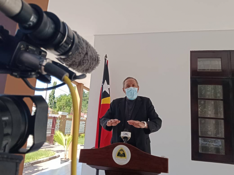 Ministru Defeza, Filomeno da Paixão de Jesus  ko&#039;alia ba Jornalista sira hafoin hasoru malu ho Primeiru Ministru iha Farol, Dili, Tersa (27/4)