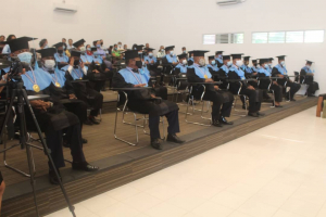 Graduadus iha sermónia graduasaun ba kuadrus superiores no ofisiais PNTL nian hamutuk 48 neebé simu tan graduasaun ba Diploma Jestaun Ezekutiva Polísia (DIPJEP) iha Centro Formaçăo Polícia (CFP), iha Akadémia Komoro, sexta (22/01).
