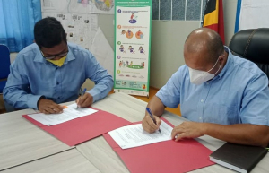 Prezidente Bee Timor-Leste, Empreza Publiku (BTL,EP), Carlos Peloi dos Reis (loos) asina hela kontratu ho Diretór Fuente de Exito, Angelo da Silva, iha edifísiu BTL, Kaikoli, kinta (17/02).