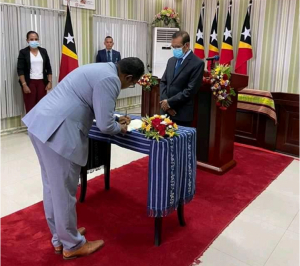 PA Arsenio Bano asina hela termu de pose wainhira PM Taur Matan Ruak hamriik hodi asiste (12/6)