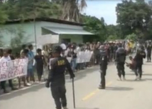 PNTL sira fo hela seguransa wainhira komuidade sira iha Tibar halo protesta iha liuron ninin dalan tama ba fatin isolamentu Covid-19
