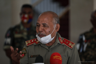 East Timor Defence Commander, Lere Anan Timur talk to the press after meeting with east Timor President, Francisco Guterres Lu Olo in Dili (27/5)