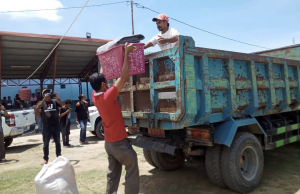 Vítima refuziadu sira hasa&#039;e hela sasán ba karreta ne’ebé prepara husi Autoridade Munisípiu Dili iha Kampu Real Manleuana, domingu (14/11). 