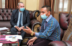 Embaixadór Nova Zelándia iha Timor-Leste, Philip Hewitt, dada lia hela ho Vise-Ministru Interior, Antonio Armindo, iha Edifísiu MInistériu Interiór, Vilaverde, sesta (25/02).