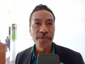Deputadu bankada UDT, Francisco David Xavier intervista ho Jornalista Tempo Timor iha Parlamentu nasional Dili, Sesta (2/10). 