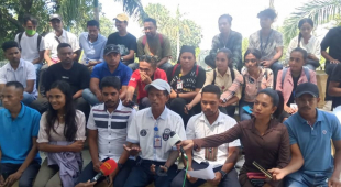 Estrutura Timor-Leste Press Union (TLPU) ne’ebé halao konferensia Imprensa iha Jardin 5 Maiu, Kolmera hodi Ejize osan liña frente ba jornalista sira.