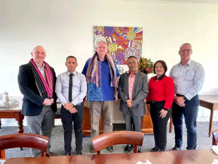 Vise-Ministru Interior, Antonio Armindo, ho komitiva tomak foto hamutuk ho Vise-Diretur AIPM, Neil T. Sweeney AM no Diretor Fasilitasaun ba Fakuldade Polisia Pasifiku iha AIPM, sydney Australia, Rod Smith.