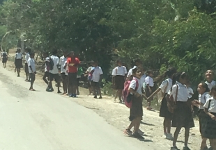 Estudantes sira iha Eskola basika ida besik Lautem sai eskola lao ain deit tuir liuron, Kuarta (28/08)