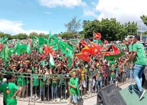 Militante no simpatizante Partidu KHUNTO ne’ebé partisipa hela Kampaña Kandidatu Prezidente Repúblika, Armanda Berta, iha MUnisípiu Likisá, sesta (11/03).
