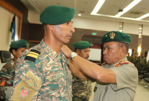 Xefe Estadu Forsa Armada, Brigadeiru Jenerál Calisto dos Santo Coliati, tula hela diviza maijor ba KapitaunJuvinil Sergio Caetano, iha Kuartel Jenerál F-FDTL, Fatuhada, kinta (03/01)