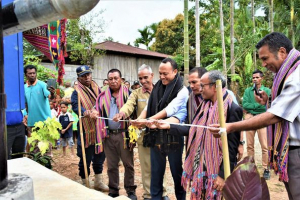 Ministru Obras Públikas, Abel Pires da Silva, akompana husi autoridade lokal inaugura eletrisidade iha Postu Adminisstrativu Same.