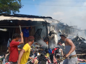 Komunidade sira haree hela sasan ne’ebé ahi han iha Merkadu Taibessi, tersa (10/01).