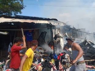 Komunidade sira haree hela sasan ne’ebé ahi han iha Merkadu Taibessi, tersa (10/01).