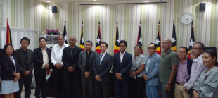 Ekipa Ministériu Koordenadór Asuntu Ekonomiku (MAKE) hamutuk ho Sekrétariu Estadu Komunikasaun Sosiál (SEKOMS) no Sekretáriu Estadu Juventude no Desportu (SEJD) hasai foto hamutuk iha Palásiu Governu. 