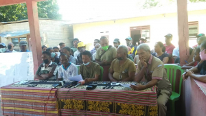 Autoridade lokal hamutuk ho komunidade halo hela konferensia imprensai iha Aldeia Beto Tasi, Suku Madohi, kinta (24/06).