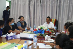Sekretáriu Estadu Kooperativa (SEKoop), Elizario Ferreira hamutuk ho kooperativa feto realiza Asembleia Jerál da-uluk hodi hari’i Kooperativa Nasionál Feto Timor-Leste (CNFTL), iha salaun SEKoop, Akait, Díli, segunda (02/08). 