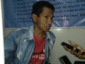 Observadór Polítika UNTL Victor Soares ko&#039;alia hela ho jornalista sira iha nia knaar fatin UNTL