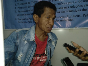 Observadór Polítika UNTL Victor Soares ko&#039;alia hela ho jornalista sira iha nia knaar fatin UNTL
