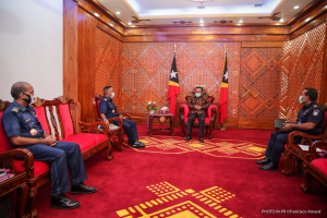 Komjer PNTL Faustino da Costa ho ninia adjunto Mateus Fernandes hasoru malu ho Prezidente da Republika Dr. Francisco Guterres Lu Olo iha Palasiu Prezidensial Bairru-Pité, Kinta (30/07).