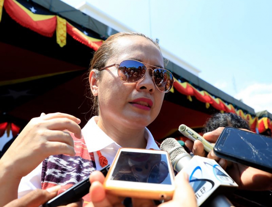 Ministra Saúde Interina Elia dos Santos Reis Amaral, ko&#039;alia hela ho Jornalista sira iha Palasiu do Governu hafoin partisipa seremonia loron independensia ba dala 44, Dili (28/11)