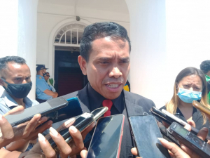 Ministru Administrasaun Estatal (MAE) Miguel Pereira de Carvalho hatan hela ba jornalista sira nia perguntas, hafoin remata reuniaun Konsellu Ministru iha palasiu governu, kurta (26/08).