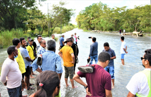 Ministru Obras Públikas (MOP), Abel Pires da Silva, observa direta mota Welolo, iha suku Luka, Postu Administrative Vikeké, Munisípiu Vikeké.
