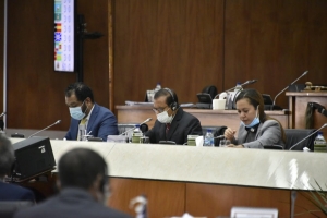 PM Taur Matan Ruak (klaran) MRLAP Fidelis Magalhaes (Tuur Sorin Karuk) no MS Elia de Araujo (Tuur liman los) iha plenaria durante apresiasaun ba proposta Estadu de emerjensia relasiona ho Covid-19 (26/3)