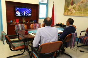 Vise-Ministru Interior, Antonio Armindo, hamutuk ho Koordenadór Rezidente ONU nian iha Timor-Leste, Roy Trivedy hala’o vídeo konferénsia ho Diretór Rejionál UN Office ba Droga no Krime (UNODC), Jeremy Douglas.