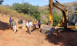 Prezidente Autoridade RAEOA) no ZEESM, Arsénio Paixão Bano, observa direta Konstrusaun Estrada iha RAEOA.