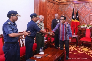 Prezidente da Republika, Dr. Francisco Guterres Lu Olo kaer liman ho MDS Filomino Paixao, Komandante F-FDTL Major Jeneral F=FDTL, Lere Anan Timur, Komisariu PNTL, Faustino da Costa ho ninia Adjunto Lo,isariu PNTL, Mateus Fernandez