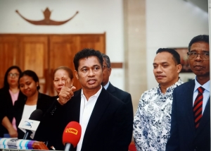 Prezidente partidu Demokratiku, Mariano Assanami Sabino ko&#039;alia ba midia hafoin ko&#039;alia ho PR, Dr. Francisco Guterres lu Olo iha palasiu Prezidensial (29/01)