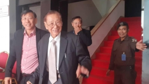 Jape Kong Sun akompana husi ninia oan sira hafoin hasoru malu ho PM taur Matan Ruak iha palasiu Governu (07/08)