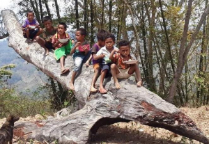 Labarik sira iha Kokoa han hela sira nia hahan hafoin simu husi ekipa Feeding Programme