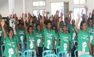 Kongresistas foti liman hananu inu Agrikultura nakonu ho haksolok iha kongresu Uniaun Kamponezes Kovalima nian ba loron dahuluk ne’ebé hala’o iha salaun Gedung Wanita Munisipiu Kovalima, Suai (10/12) 