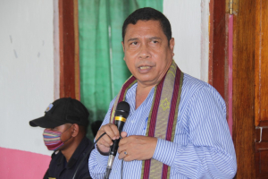 Administradór munisípiu Manatutu, Fernando Sousa Junior hatoo hela nia diskursu iha abertura lansamentu distribuisaun sexta bázika iha sede Suku Lakumesak, postu Lakló, kinta (10/12).