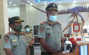Vise Xefe Estadu Maior-Jenerál Forsas Armadas , Major-Jenerál, Domingos Raul &quot;Falur Rate Laek&quot; (los), akopaña husi Xefe Estadu-Maior Forsas Armadas, Brigadeiro-General, Calisto Santos ‘Coliati’ iha Palásiu Prezidente Bairopite, kuarta (20/10).
