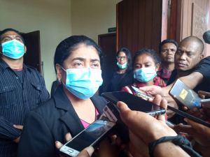 Ministra Saúde Odete Maria Freitas Belo ko&#039;alia ba jornalista sira hafoin serimonia enseramentu ba SIJK iha Sentru Konvensaun Dili, tersa (30/06).